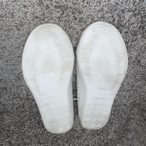 TORRID WHITE LASER CUT FAIX LEATHWR SNEAKER SIZE 8W - Picture 6 of 10